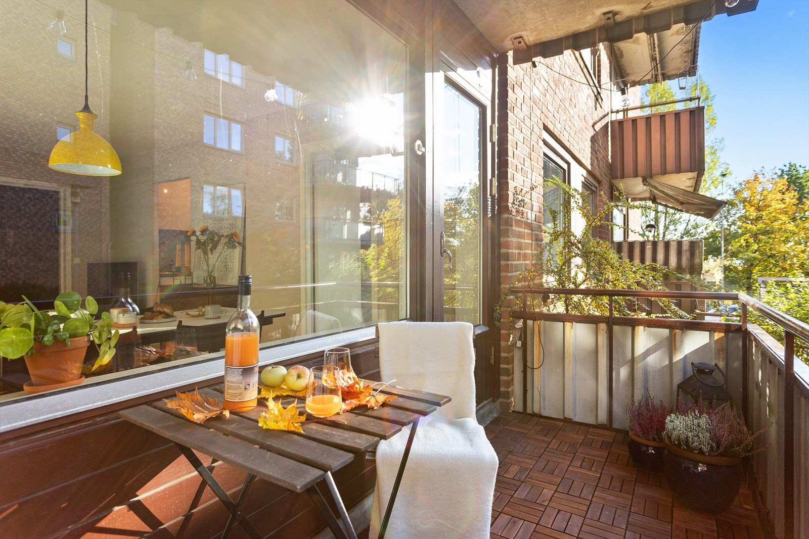 Vestvendt balkong på ca. 5 kvmmed plass til utemøbler, grill og beplantning.